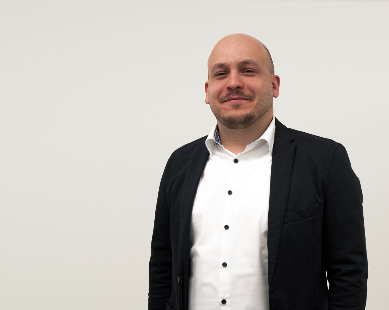 David Teuber, Betriebsleiter und Leitung Grafik bei Drescher Folientechnik in Bellenberg / Neu-Ulm – Kreative Designlösungen für Fahrzeugbeschriftung und Werbemittel.